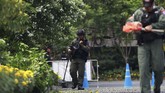 Dua paket tersebut dilaporkan disimpan di seberang jalan gedung pertemuan ASEAN yang juga berdekatan dengan sebuah pos polisi. (REUTERS/Soe Zeya Tun)