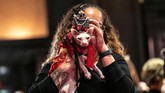 Panggung fashion week ternyata tak cuma untuk manusia saja, tapi juga untuk binatang. (REUTERS/Jeenah Moon)