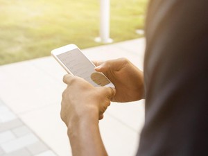 Tips Aman Pakai Ponsel Saat Ada Aksi Massa