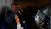 Pengusaha Eropa mengirim jutaan warga Afrika terdiri dari lelaki, perempuan bahkan anak-anak untuk dipekerjakan di perkebunan. (REUTERS/Siphiwe Sibeko)