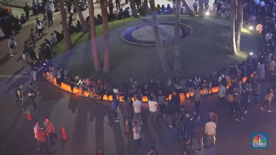 Gempa dirasakan oleh warga di dalam gedung perkantoran wilayah Tendean, Jakarta Selatan.