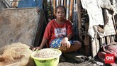 Daryumi, penjual udang rebon di Penjaringan. Suami Daryumi biasa mencari rebon ke laut setiap pukul 12 malam hingga pukul 5 pagi. Hasil dari pencarian tersebut, Daryumi menjualnya dengan harga Rp50ribu/kg bagi warga kampung, dan Rp70 ribu/kg untuk dijual di pasar. CNN Indonesia/Andry Novelino