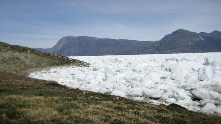 An image taken on June 18, 2019 of the Kangersuneq glacial ice fields in Kapissisillit, Greenland. Milder weather than normal since the start of summer, led to the UN's weather agency voicing concern that the hot air which produced the recent extreme heat wave in Europe could be headed toward Greenland where it could contribute to increased melting of ice. (AP Photo/Keith Virgo)