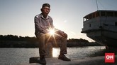 Herman, mantan preman Pelabuhan Sunda Kelapa. Kini ia berprofesi menjadi tukang memperbaiki mesin kapal, tambal kapal dan montir baling-baling kapal. Ia juga sering membantu orang yang akan mengurus administrasi kapal laut yang akan merapat di pelabuhan. CNN Indonesia/Andry Novelino