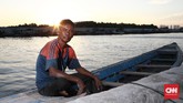 Ringgit, tukang sampan di Pelabuhan Sunda Kelapa. Ia memiliki seorang istri dan 2 orang anak. Ia bekerja menarik sampan dari pukul 5 pagi hingga pukul 5 sore. Pendapatan sehari berkisar antara Rp100-200 ribu. CNN Indonesia/Andry Novelino