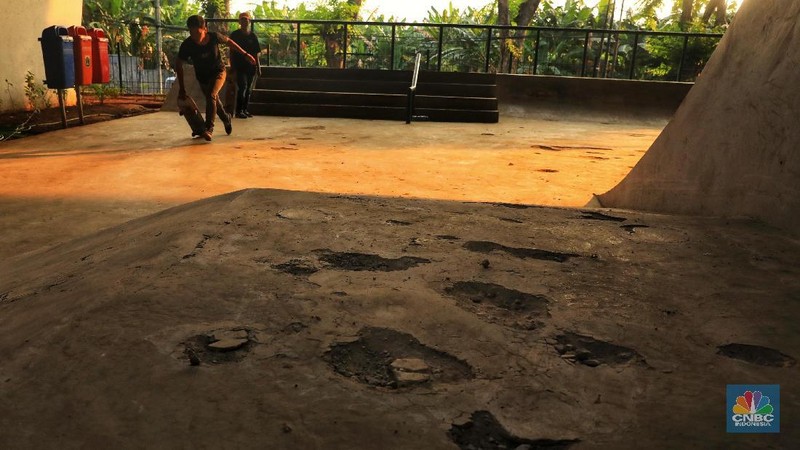 Arena Skatepark ini dibangun menghabiskan dana Rp 800 juta namun kondisinya tak menjamin keselamatan para pemain.