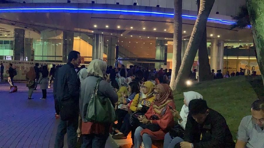 Gempa dirasakan oleh warga di dalam gedung perkantoran wilayah Tendean, Jakarta Selatan.
