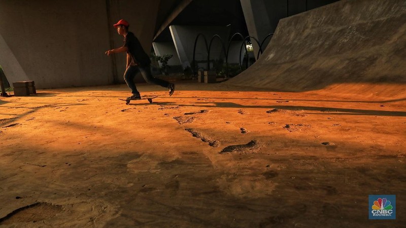 Arena Skatepark ini dibangun menghabiskan dana Rp 800 juta namun kondisinya tak menjamin keselamatan para pemain.