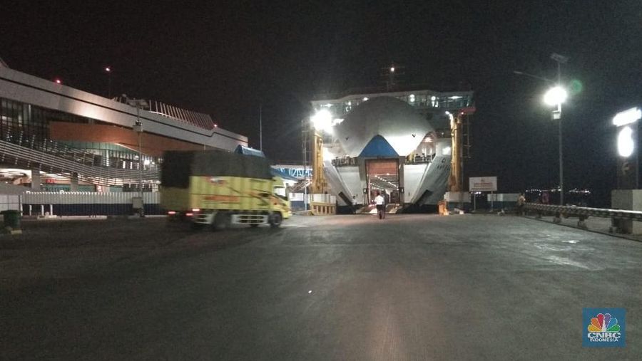 Bongkar muat di pelabuhan merak tetap berjalan (Sumber foto ASDP)