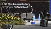 Setelah dibongkar ternyata isinya hanya bantalan peluru dan papan elektronik dan kabel dan tidak terdapat bahan peledak. (Photo by Lillian SUWANRUMPHA / AFP)
