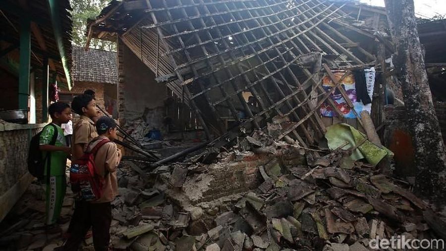 Gempa bumi berkekuatan M 6,9 (sebelumnya M 7,4) yang berpusat di Banten, Jumat (2/8/2019) merusak sejumlah rumah warga.