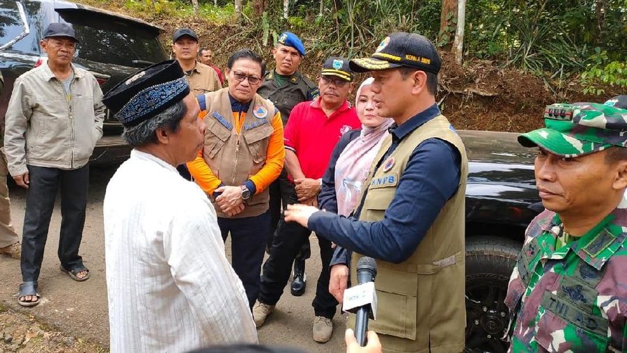 Doni Monardo juga mengimbau kepada masyarakat dan perangkat daerah yang rumahnya berada di sepanjang aliran sungai dan berisiko banjir bandang.