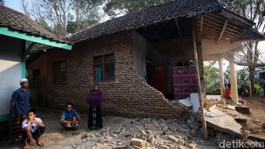Gempa bumi berkekuatan M 6,9 (sebelumnya M 7,4) yang berpusat di Banten, Jumat (2/8/2019) merusak sejumlah rumah warga.