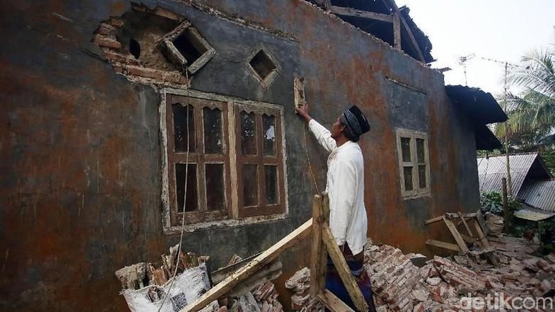 Gempa bumi berkekuatan M 6,9 (sebelumnya M 7,4) yang berpusat di Banten, Jumat (2/8/2019) merusak sejumlah rumah warga.