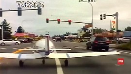 VIDEO: Pesawat Jenis KR2 Mendarat Darurat di Jalan Raya