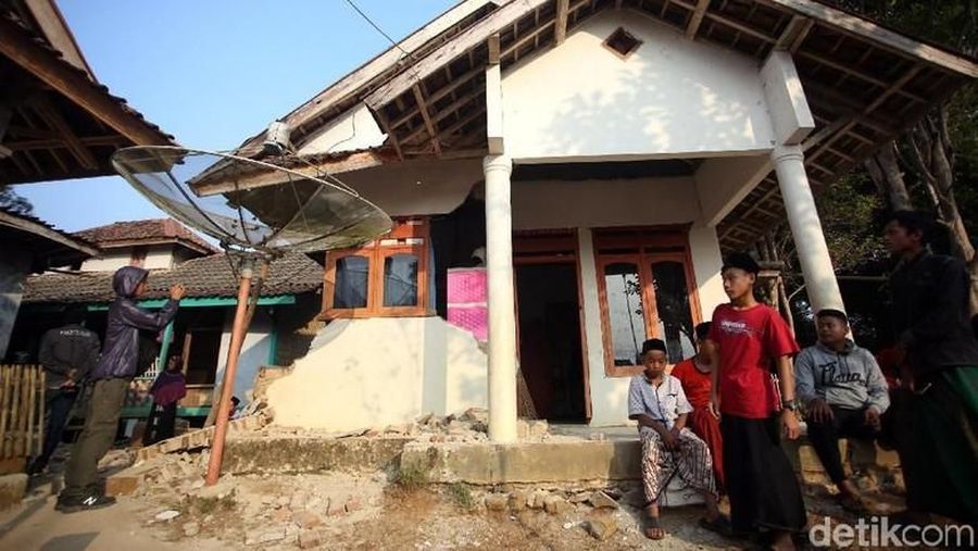 Gempa bumi berkekuatan M 6,9 (sebelumnya M 7,4) yang berpusat di Banten, Jumat (2/8/2019) merusak sejumlah rumah warga.