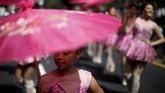Siswa sekolah menengah tampil pada parade pembukaan perayaan El Divino Salvador del Mundo. Parade ini akan digelar hingga 6 Agustus 2019. (REUTERS/Jose Cabezas)