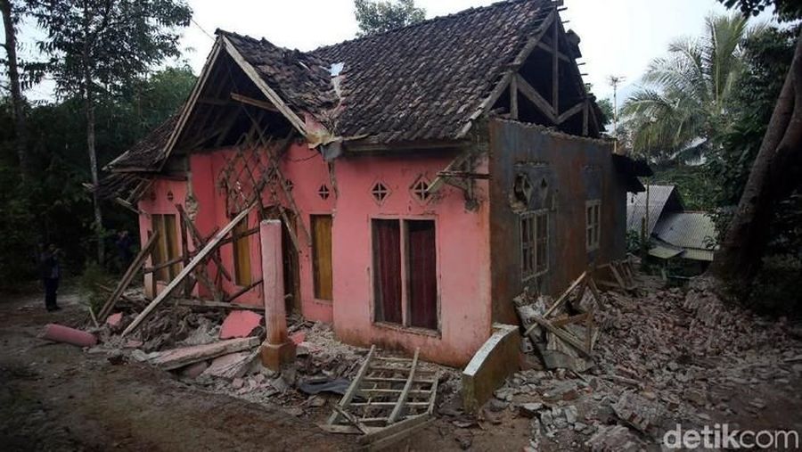Korban tewas akibat gempa bumi berkekuatan M 6,9 di Banten bertambah jadi 2 orang.