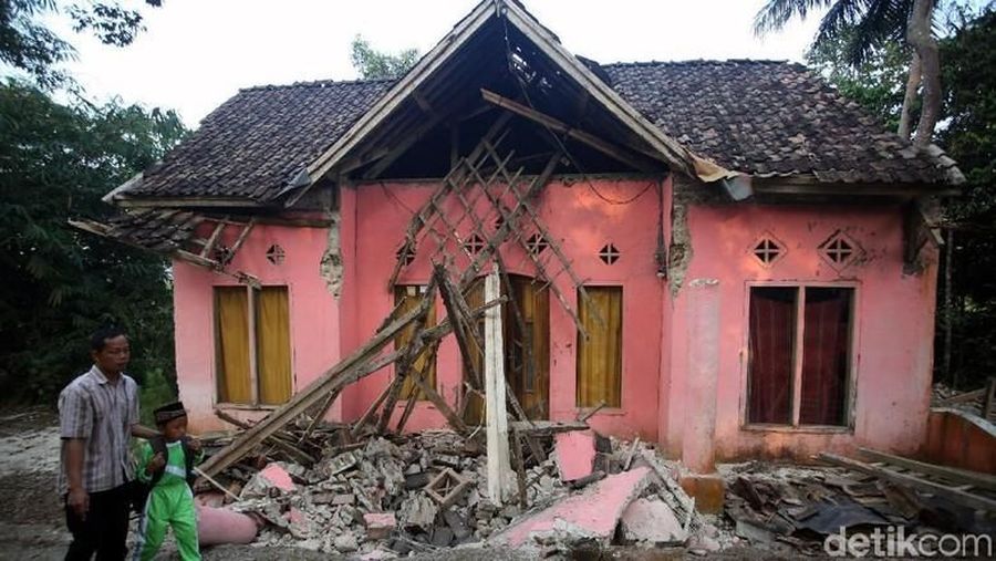 Gempa bumi berkekuatan M 6,9 (sebelumnya M 7,4) yang berpusat di Banten, Jumat (2/8/2019) merusak sejumlah rumah warga.