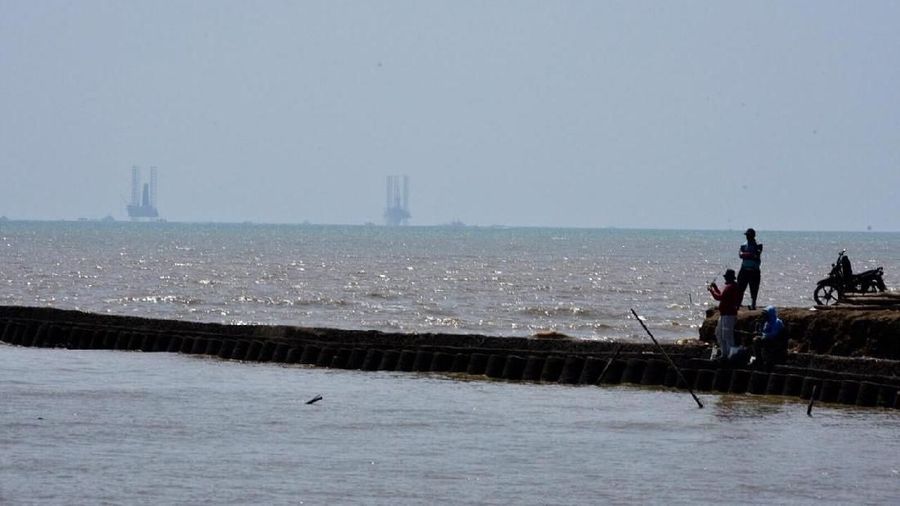 Pertamina Hulu Energi Offshore North West Java telah mengerahkan 45 kapal untuk mengatasi dan menghentikan tumpahan minyak di lepas Pantai Karawang.