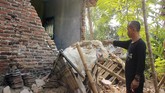 Warga menunjukkan bagian rumah yang rusak akibat gempa di Kampung Bojong, Pandeglang, Banten, Sabtu (3/8/2019). (ANTARA FOTO/Weli Ayu Rejeki)