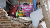 Sejumlah anak beraktivitas di dalam rumah yang rusak akibat gempa di Kampung Bojong, Pandeglang, Banten, Sabtu (3/8/2019). (ANTARA FOTO/Weli Ayu Rejeki)