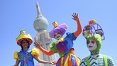 Para pengunjung mengambil bagian dalam parade yang menandai dimulainya festival Divino Salvador del Mundo di San Salvador, pada 1 Agustus 2019. (Oscar Rivera / AFP)