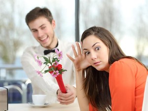 7 Red Flag yang Harus Diperhatikan Saat Kencan Pertama, Tak Perlu Lanjut