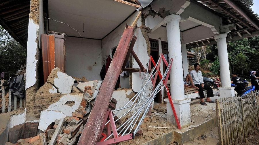BNPB melaporkan perkembangan penanganan gempa bumi tektonik M 6,9 di Banten, Jumat (2/8/2019) pukul 19.03.21 WIB.