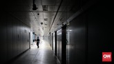 Suasana stasiun MRT gelap karena tak mendapat pasokan listrik. Operasional MRT juga dihentikan. (CNN Indonesia/Andry Novelino)