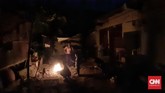 Suasana malam hari ketika mati lampu di Kota Bekasi. Jawa Barat, 4 Agustus 2019. PLN mulanya memastikan listrik akan kembali berfungsi normal pada pukul 19.26 WIB di DKI. Namun diketahui sejumlah daerah di DKI masih padam. (CNN Indonesia/Adhi Wicaksono)