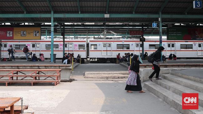 Rel Terendam Banjir, Sejumlah KRL Tak Bisa Melintas