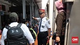 Sejumlah layanan publik terutama transportasi terganggu karena listrik di DKI Jakarta dan sejumlah daerah lain padam, Minggu (4/8) siang. (CNN Indonesia/ Andry Novelino)