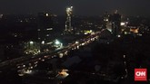 Suasana permukiman penduduk dan gedung perkantoran saat listrik padam di Mampang Prapatan, Jakarta, Minggu (4/8). Pemadaman yang terjadi mendera Jabodetabek juga berimbas kepada aktivitas perbankan, termasuk matinya sejumlah ATM. (CNN Indonesia/Tri Wahyuni)