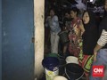 Listrik Padam, Warga Salemba Antre Air Bersih di WC Umum
