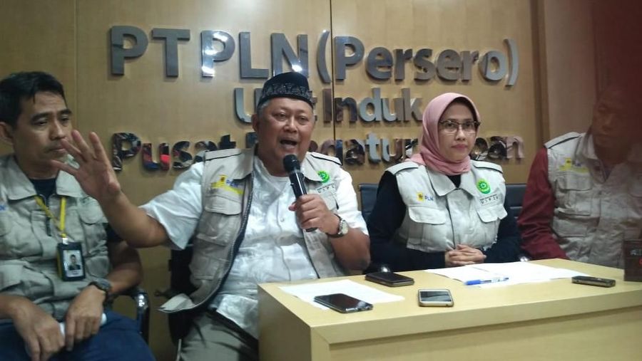 Pemadaman listrik massal terjadi di seluruh wilayah Jabodetabek, sebagian Jawa Barat, dan Jawa Tengah.