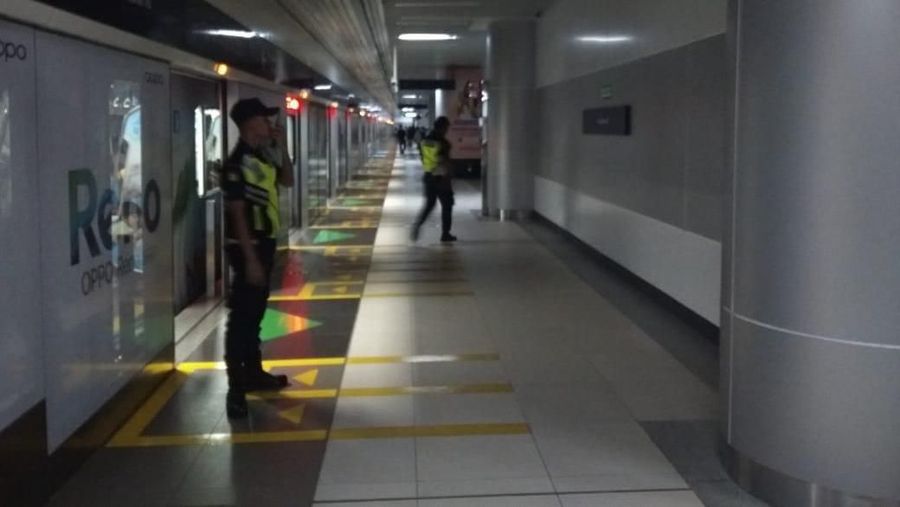 Pemadaman listrik massal terjadi siang ini, mengakibatkan pelayanan MRT sempat terhenti dan terjebak di bawah tanah