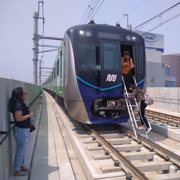 Penampakan Kereta MRT Terjebak Akibat Padam Listrik Massal