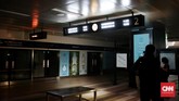 Penumpang dievakuasi karena kereta MRT tak bisa melanjutkan perjalanannya. Penumpang diminta melanjutkan perjalanan dengan moda transporasi lain. (CNN Indonesia/Andry Novelino)
