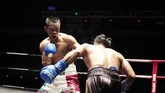 Daud Yordan berupaya melepaskan pukulan ke arah Aekkawee Kaewmanee dalam perebutan gelar tinju WBC International Challenge kelas ringan super. (Dok Mahkota Promotion)