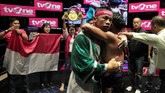 Daud Yordan memeluk Aekkawee Kaewmanee setelah pertarungan selama lima ronde yang berakhir dengan kemenangan TKO untuk petinju berusia 32 itu. (Dok Mahkota Promotion)