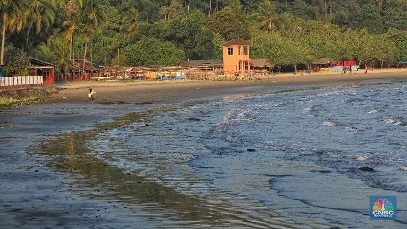 Pemandangan Sepi Pantai Carita Usai Gempa M 6 9 Hantam Banten