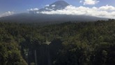 Panorama kawasan Air Terjun Tumpak Sewu dengan latar Gunung Semeru di Lumajang, Jawa Timur.
