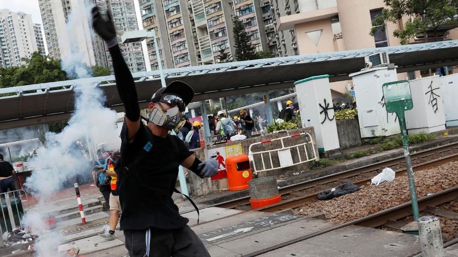 Protes yang masih terus berlanjut di Hong Kong membuat kerugian besar pada ekonomi kota tersebut.