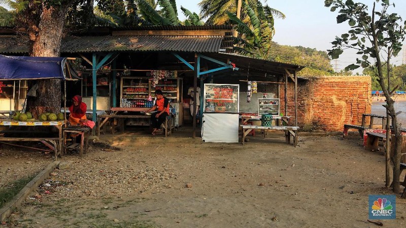 Sepinya pengunjung mengakibatkan banyak wahana wisata di pantai ini hanya terparkir menunggu wisatawan yang akan menggunakan jasanya.