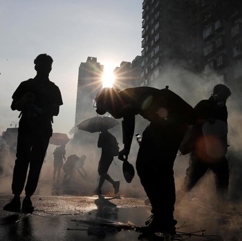 Panas! Polisi Tembakkan Gas Air Mata ke Pendemo di Hong Kong