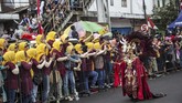 Karnaval bertaraf internasional ini mengangkat tema Tribal Grandeur yang berarti keagungan suku-suku bangsa di dunia. (JUNI KRISWANTO / AFP)