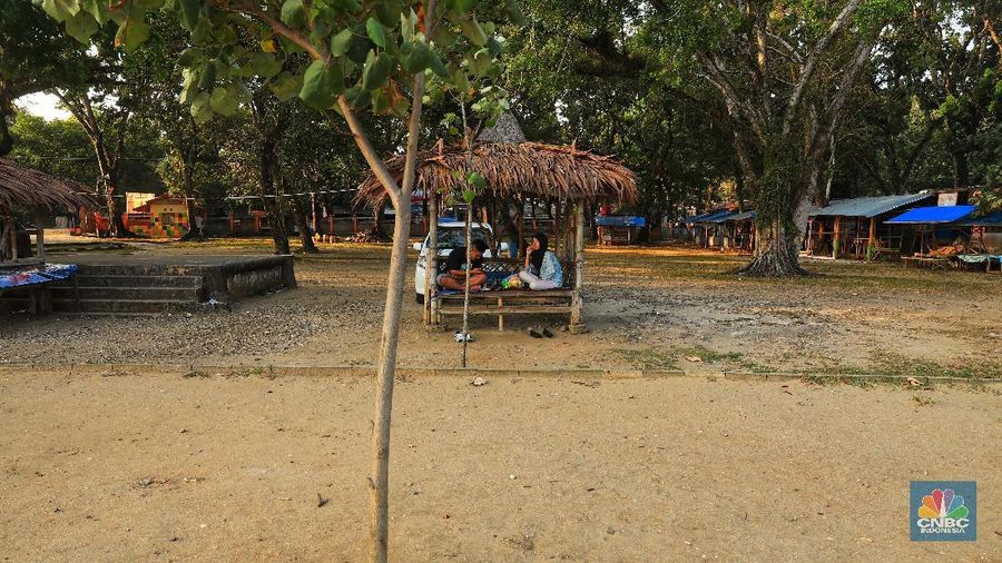 Sepinya pengunjung mengakibatkan banyak wahana wisata di pantai ini hanya terparkir menunggu wisatawan yang akan menggunakan jasanya.