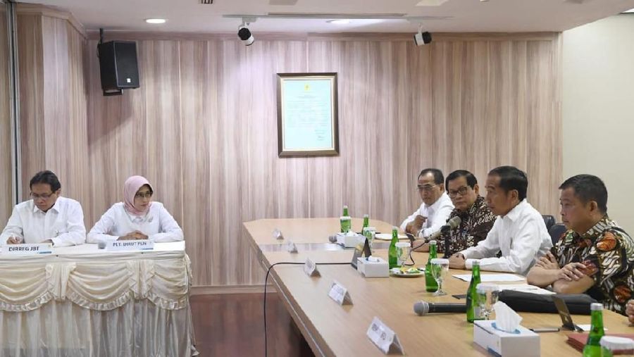 Plt Direktur Utama PLN Sripeni Inten memohon maaf.