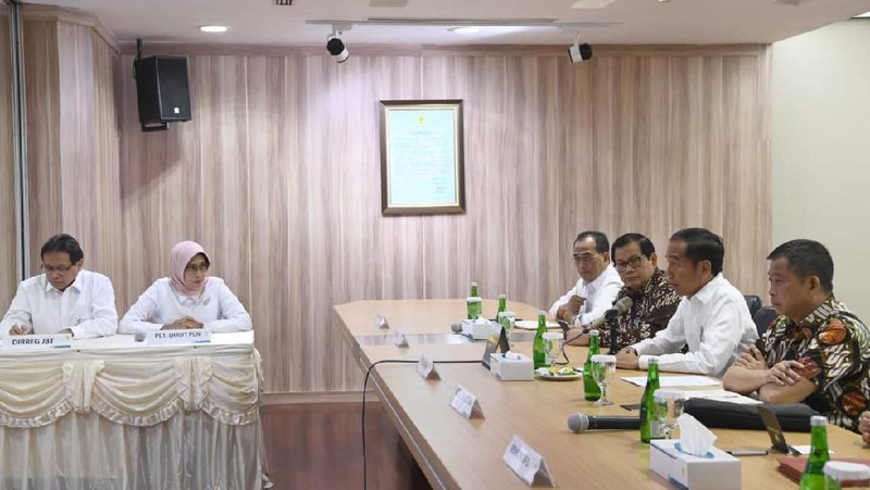 Plt Direktur Utama PLN Sripeni Inten memohon maaf.
